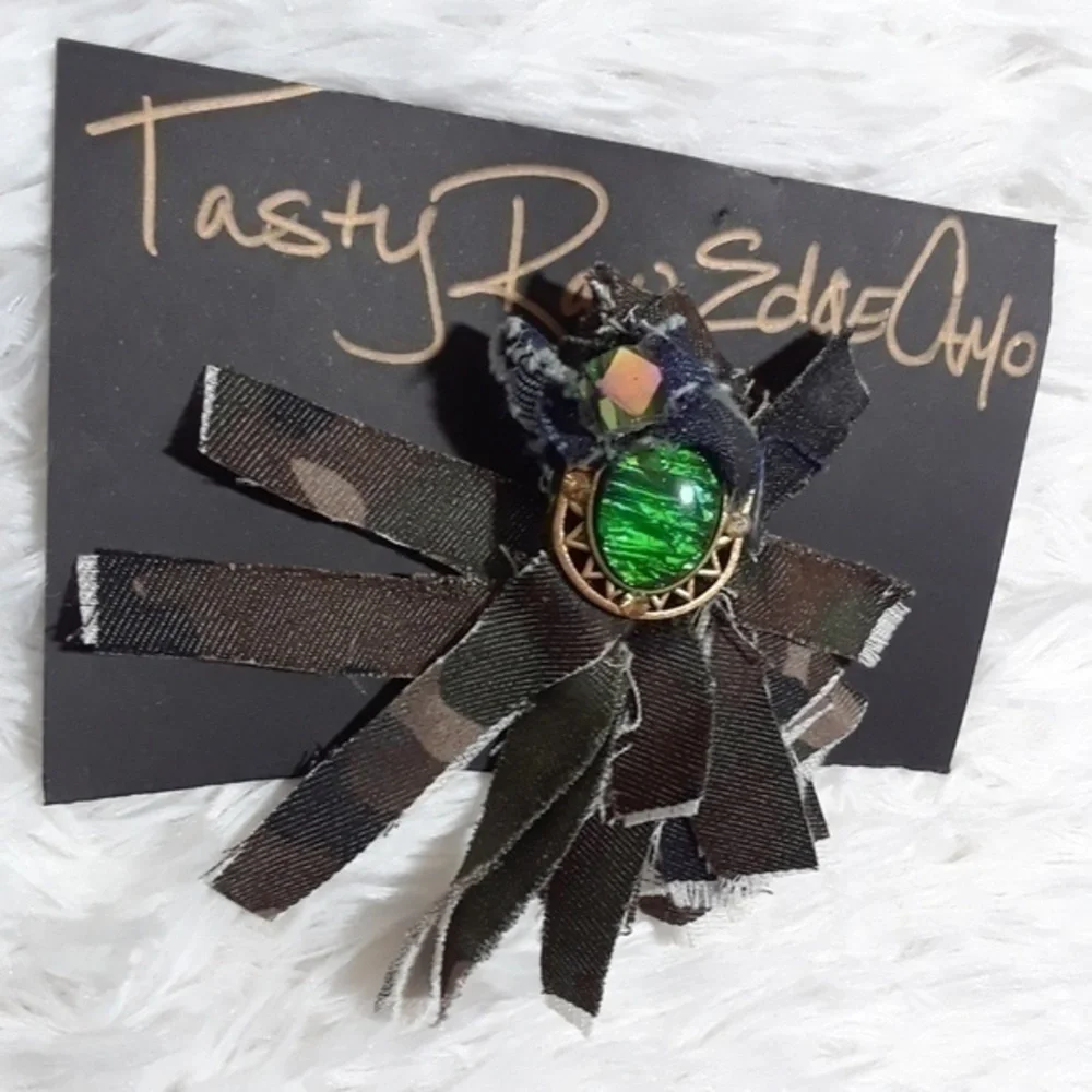 Tasty Raw Edge Denim & Camo Head Wrap Queen Pin
